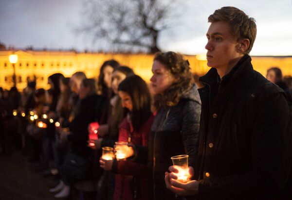 Жители Санкт-Петербурга на Марсовом поле со свечами в память о погибших в результате теракта в метро