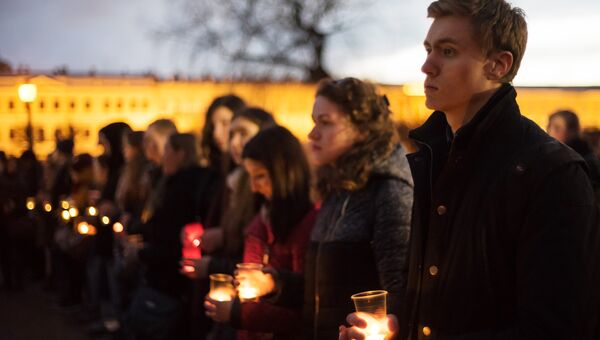 Жители Санкт-Петербурга на Марсовом поле в память о погибших в результате теракта в метро