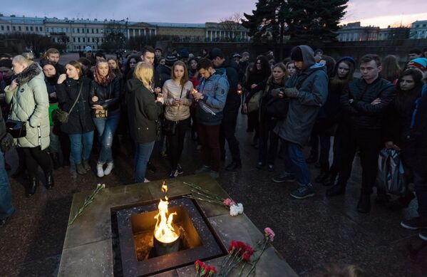 Жители Санкт-Петербурга на Марсовом поле со свечами в память о погибших в результате теракта в метро