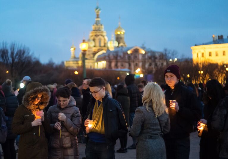 Жители Санкт-Петербурга на Марсовом поле со свечами в память о погибших в результате теракта в метро