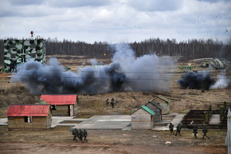 Военнослужащие во время совместных тактических учений подразделений ВДВ РФ и ССО ВС РБ в Витебске