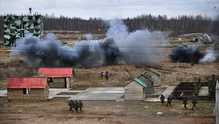 Военнослужащие во время совместных тактических учений подразделений ВДВ РФ и ССО ВС РБ в Витебске