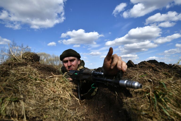 Военнослужащий во время совместных тактических учений подразделений ВДВ РФ и ССО ВС РБ в Витебске