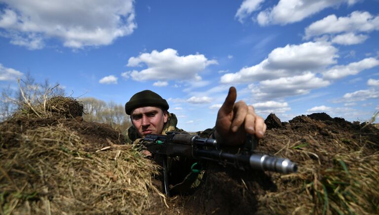 Военнослужащий во время совместных тактических учений подразделений ВДВ РФ и ССО ВС РБ в Витебске