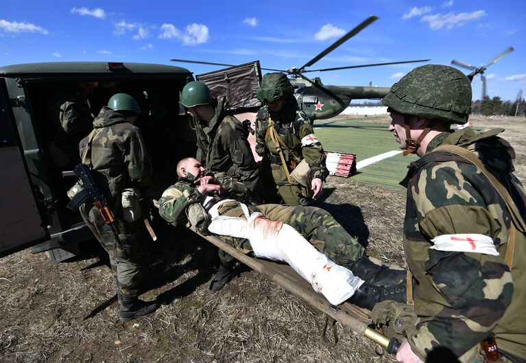 Военнослужащие эвакуируют условного пострадавшего во время совместных тактических учений подразделений ВДВ РФ и ССО ВС РБ в Витебске