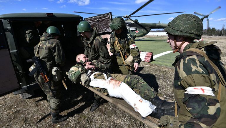 Военнослужащие эвакуируют условного пострадавшего во время совместных тактических учений подразделений ВДВ РФ и ССО ВС РБ в Витебске