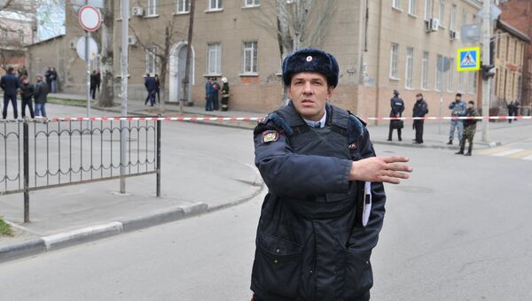 Сотрудник полиции на месте взрыва у школы в Ростове-на-Дону. 6 апреля 2017