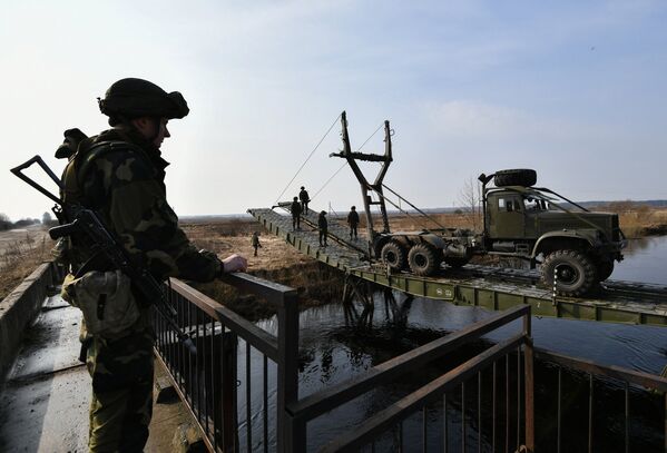 Военнослужащие Республики Беларусь сооружают переправу через реку во время совместных российско-белорусских учений тактических групп ВДВ в Витебской области