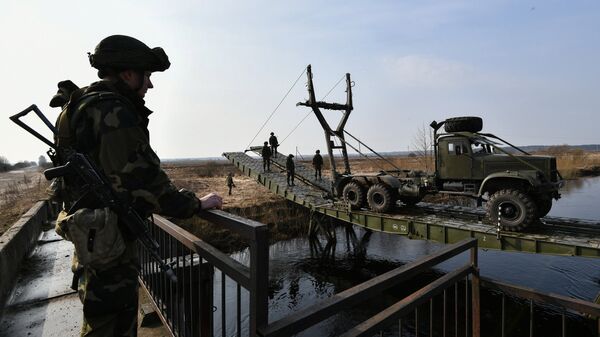 Военнослужащие Республики Беларусь сооружают переправу через реку во время совместных российско-белорусских учений тактических групп ВДВ в Витебской области
