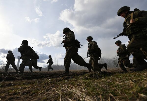 Военнослужащие МО России проводят спецоперацию во время активной фазы российско-белорусских учений тактических групп ВДВ