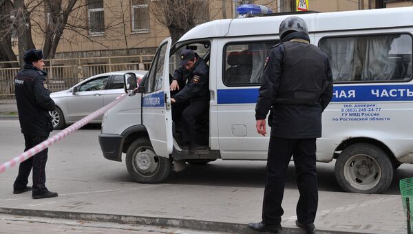 Сотрудники полиции на месте взрыва у школы в Ростове-на-Дону. 6 марта 2017