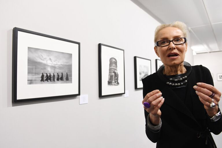 Директор Мультимедиа Арт Музея Ольга Свиблова на открытии фотовыставки Евгений Халдей. Ретроспектива