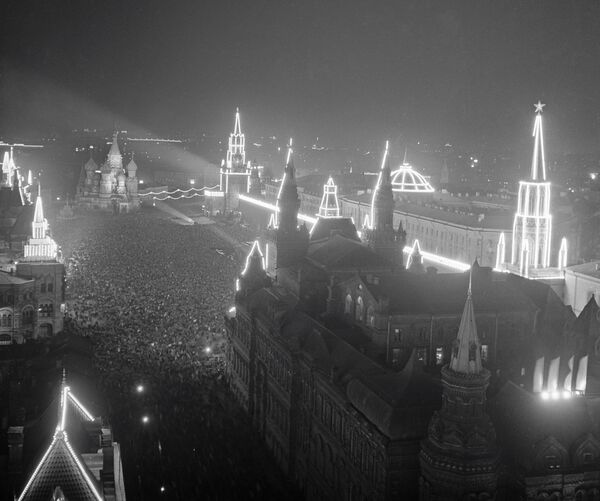 Праздничная иллюминация в день 800-летия Москвы