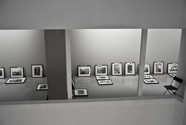 Подготовка к открытию фотовыставки Евгений Халдей. Ретроспектива в Мультимедиа Арт Музее