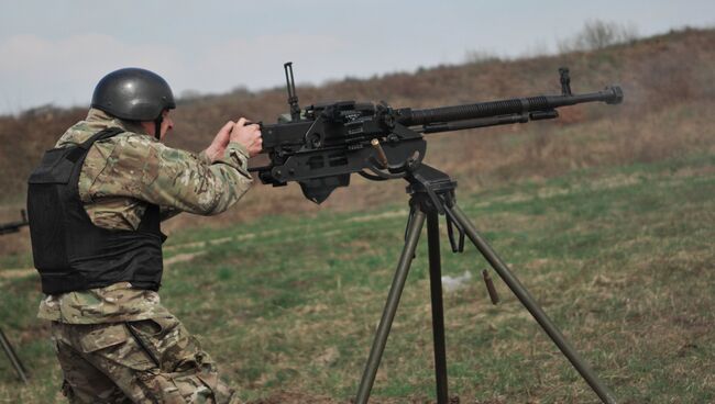 Украинский военный во время учений на полигоне под Львовом