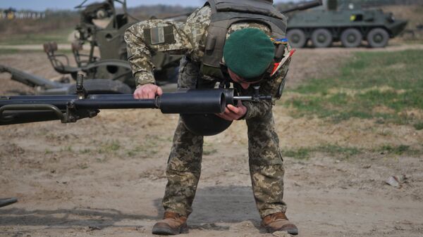Украинский военный во время учений на полигоне под Львовом