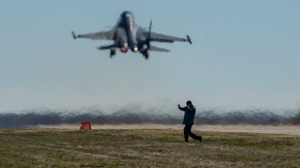 Взлет самолета Су-34 во время летно-тактических учений на аэродроме Бутурлиновка Воронежской области. Архивное фото