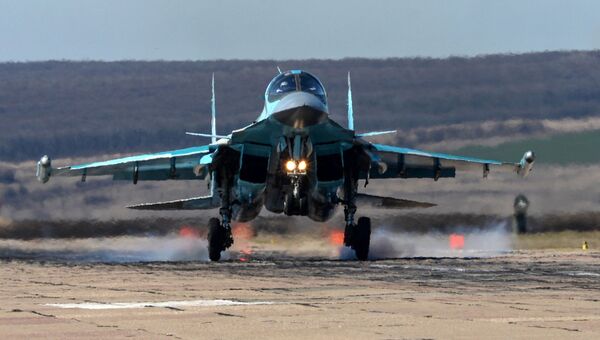 Посадка самолета Су-34 во время летно-тактических учений на аэродроме Бутурлиновка Воронежской области