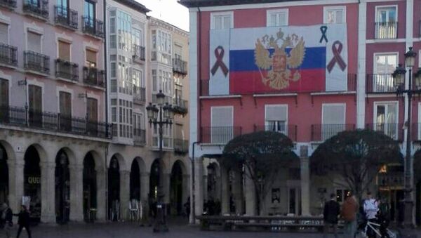 Флаг России с траурными лентами появился на главной площади испанского города
