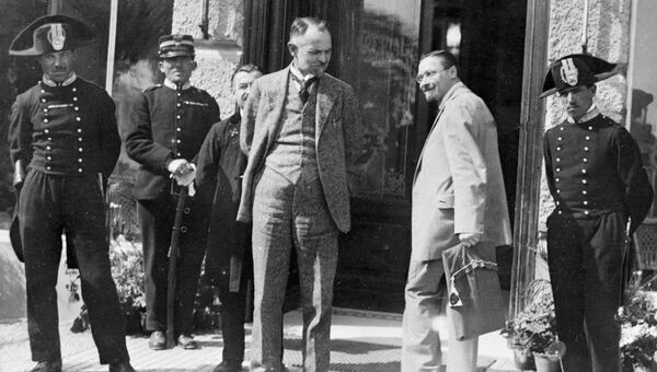 Народный комиссар внешней торговли РСФСР Леонид Красин (3 справа), принимавший участие в Генуэзской конференции, у дверей гостиницы Санта-Маргерита, под Генуей. Архивное фото
