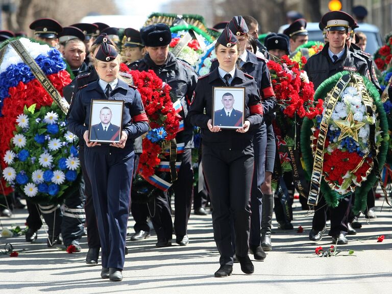 На церемонии прощания со старшим лейтенантом полиции Владимиром Дьяконовым и лейтенантом полиции Дмитрием Школьниковым в Астрахани