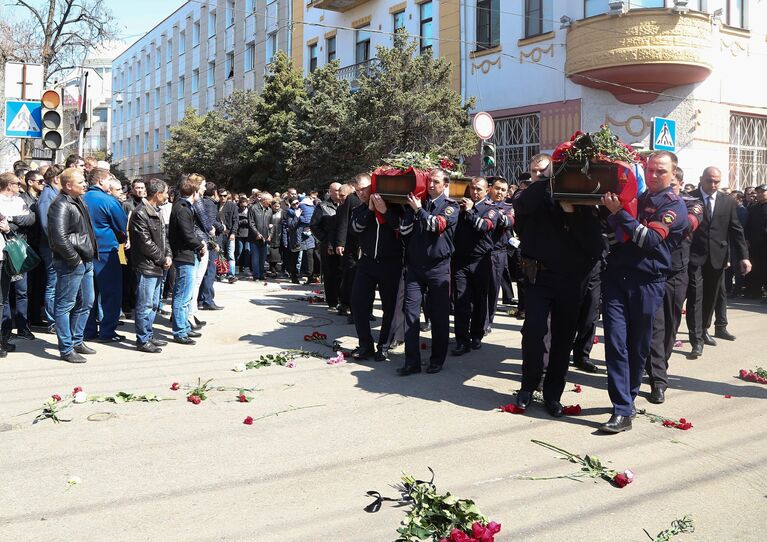 На церемонии прощания со старшим лейтенантом полиции Владимиром Дьяконовым и лейтенантом полиции Дмитрием Школьниковым в Астрахани