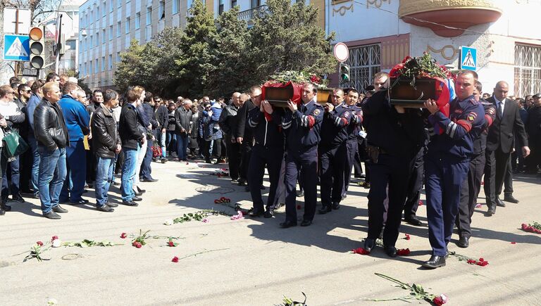 На церемонии прощания со старшим лейтенантом полиции Владимиром Дьяконовым и лейтенантом полиции Дмитрием Школьниковым в Астрахани