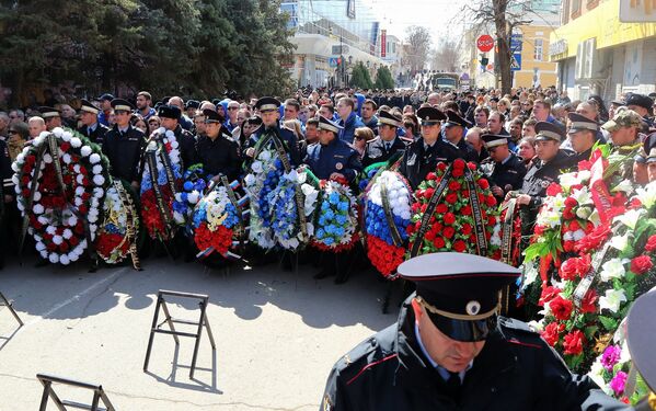 На церемонии прощания с погибшими в Астрахани полицейскими