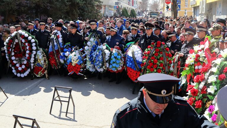 На церемонии прощания с погибшими в Астрахани полицейскими