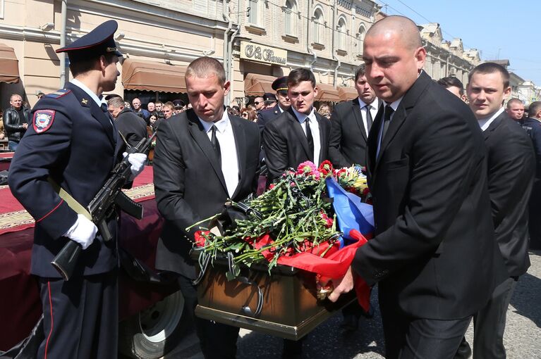 На церемонии прощания со старшим лейтенантом полиции Владимиром Дьяконовым и лейтенантом полиции Дмитрием Школьниковым в Астрахани