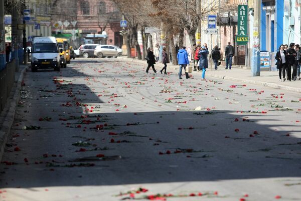 Цветы на дороге во время церемонии прощания с погибшими в Астрахани полицейскими