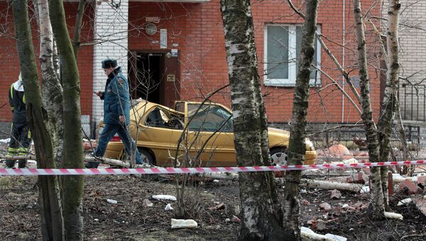 На месте обрушения стены жилого дома на проспекте Солидарности в Санкт-Петербурге. 6 апреля 2017