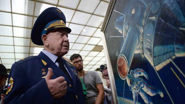 Космонавт Алексей Леонов на церемонии передачи своей картины Третьяковской галерее