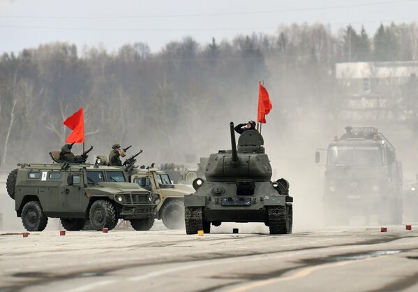 Танк Т-34-85 (в центре) и бронеавтомобили Тигр механизированной колонны Московского гарнизона во время тренировки к военному параду на Красной площади 9 мая 2017 года