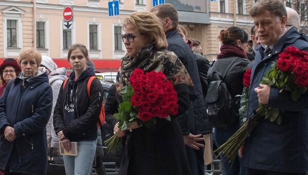 Председатель Совета Федерации РФ В. Матвиенко возложила цветы у станции метро Технологический институт