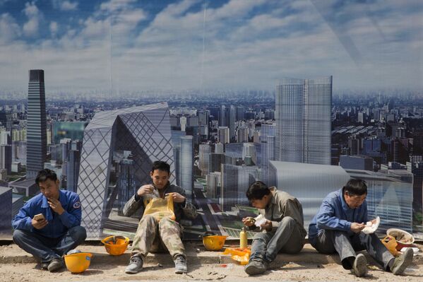 Рабочие во время обеденного перерыва на строительной площадке в Пекине