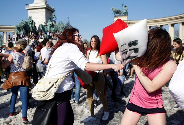 Люди на праздновании Дня борьбы на подушках в Будапеште