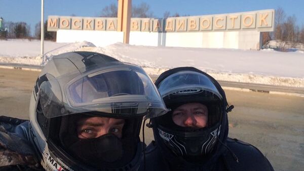 Мотопутешественники Сергей Валявко и Дмитрий Новиков во время пробега из Североморска во Владивосток в январе 2017 г.