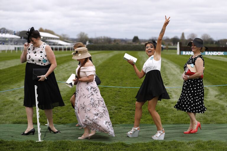 Гости скачек Grand National Festival в Великобритании