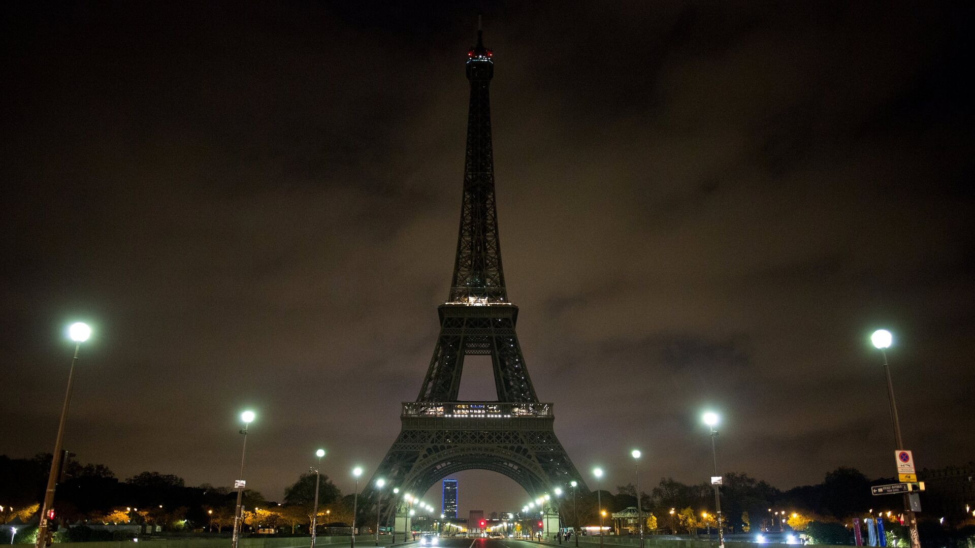 Вид на Эйфелеву башню в Париже, иллюминация которой была отключена в память о погибших в результате взрыва в метрополитене Санкт-Петербурга - РИА Новости, 1920, 15.12.2022