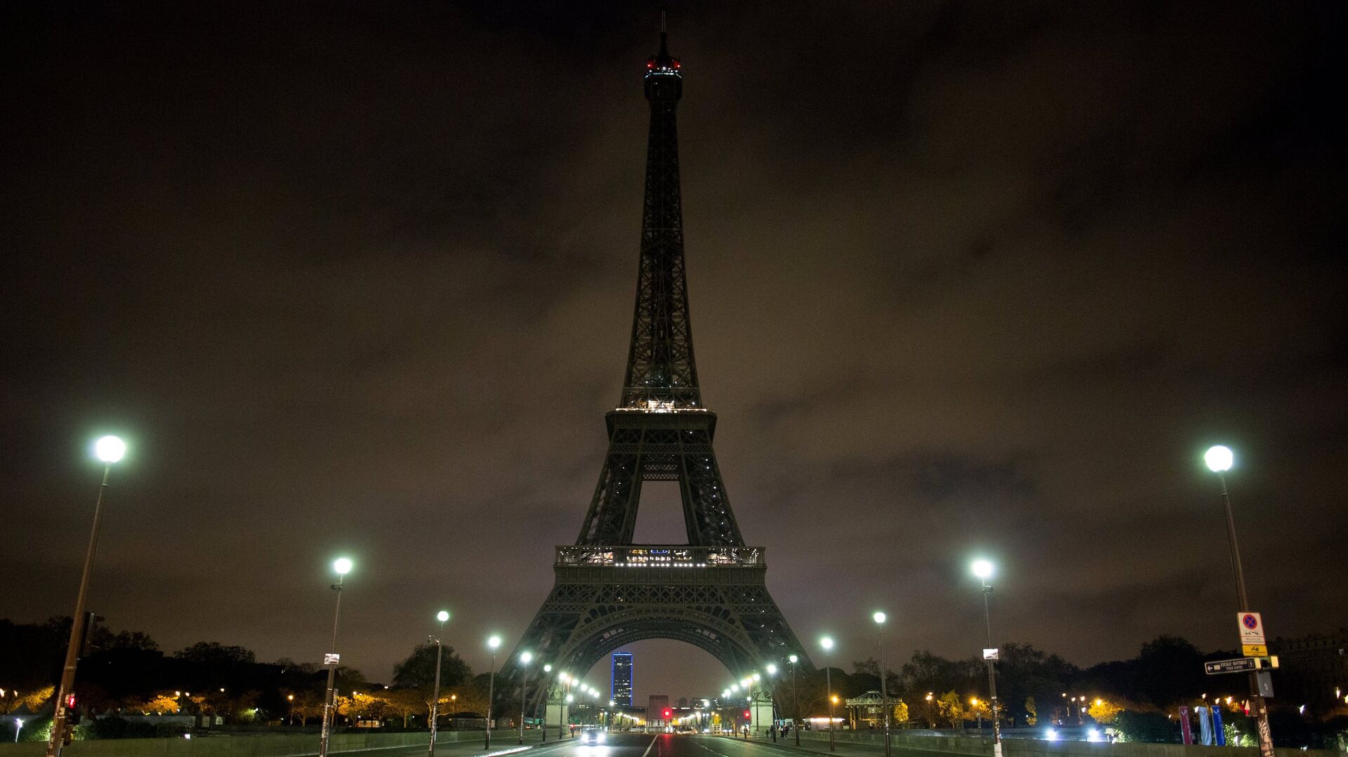 Вид на Эйфелеву башню в Париже, иллюминация которой была отключена в память о погибших в результате взрыва в метрополитене Санкт-Петербурга - РИА Новости, 1920, 15.12.2022