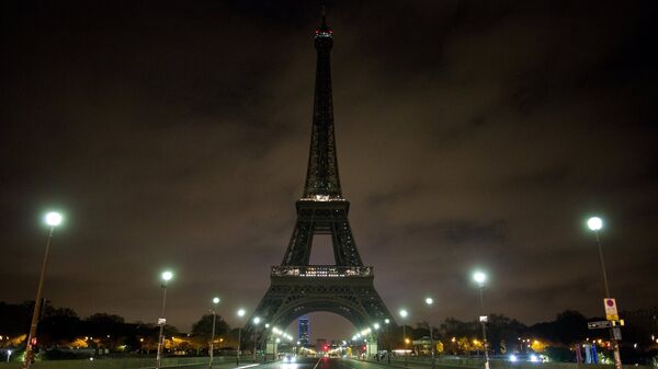 Вид на Эйфелеву башню в Париже, иллюминация которой была отключена