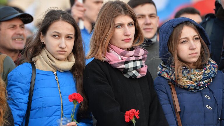 Участники всероссийской акции Вместе против террора возлагают цветы на Кремлевской набережной в Казани в память о жертвах теракта в Санкт-Петербурге