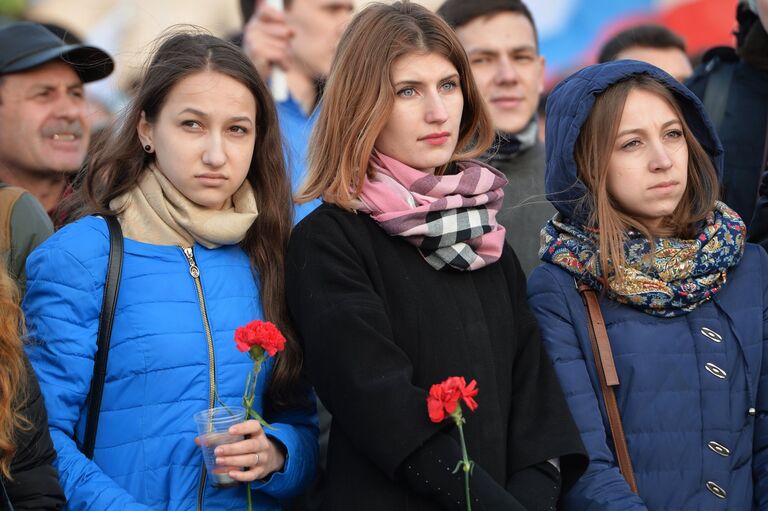 Участники всероссийской акции Вместе против террора возлагают цветы на Кремлевской набережной в Казани в память о жертвах теракта в Санкт-Петербурге