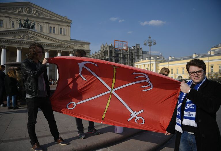 Участники акции памяти и солидарности Питер - Мы с тобой! в Москве держат флаг Санк-Петербурга