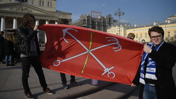 Участники акции памяти и солидарности Питер - Мы с тобой! в Москве держат флаг Санк-Петербурга