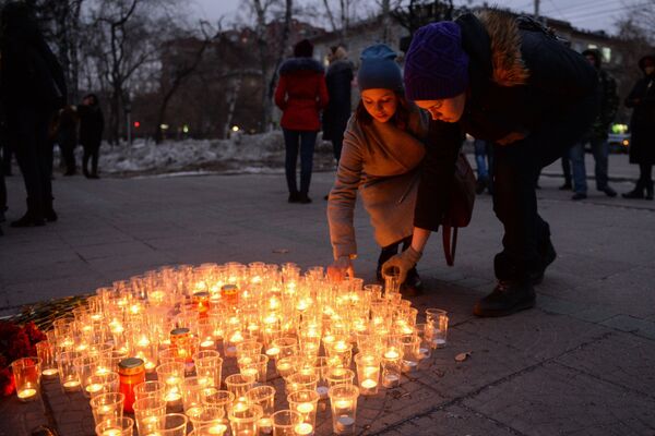 Участники акции Вечер памяти зажигают свечи в Нарымском сквере возле памятника Петру и княгине Февронии в Новосибирске в память о жертвах теракта в Санкт-Петербурге