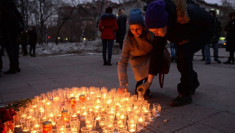 Участники акции Вечер памяти зажигают свечи в Нарымском сквере возле памятника Петру и княгине Февронии в Новосибирске в память о жертвах теракта в Санкт-Петербурге