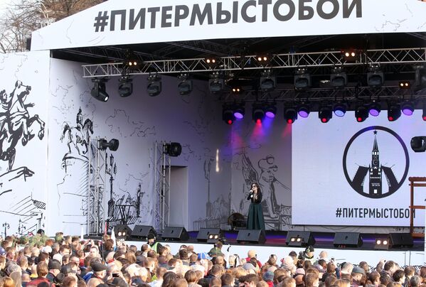Певица Диана Гурцкая выступает на концерте в рамках акции памяти и солидарности Питер - Мы с тобой! в Москве