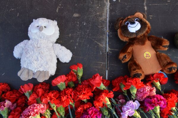Цветы и плюшевые игрушки на Кремлевской набережной в Казани в память о жертвах теракта в Санкт-Петербурге